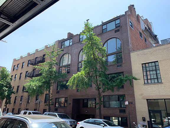 4th image of 838 Greenwich St
