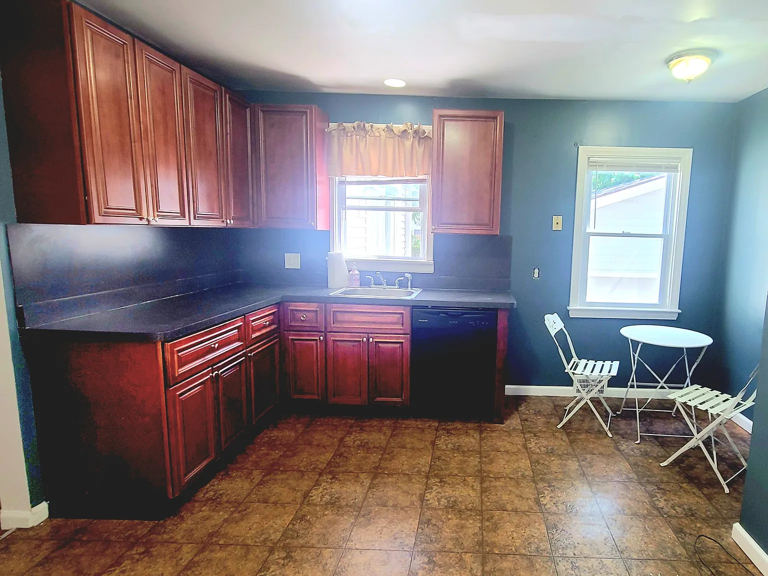 4 bed, 1.5 bath, 1221 sqft, $2,100 — Photo 2