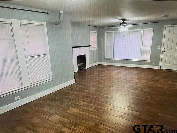 3rd image of 402 Clarksville St