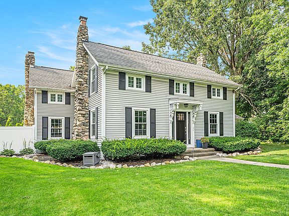 3rd image of 585 Wallinwood Ln