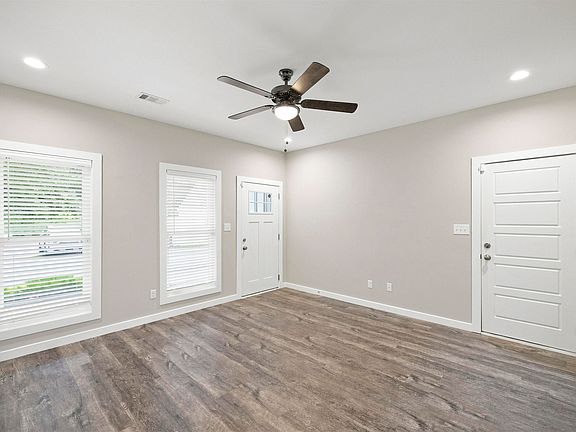 5th image of 110 Leisure Pointe Cv