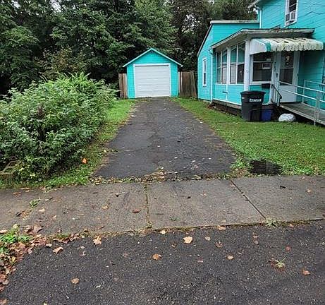 3rd image of 762 E 2nd St