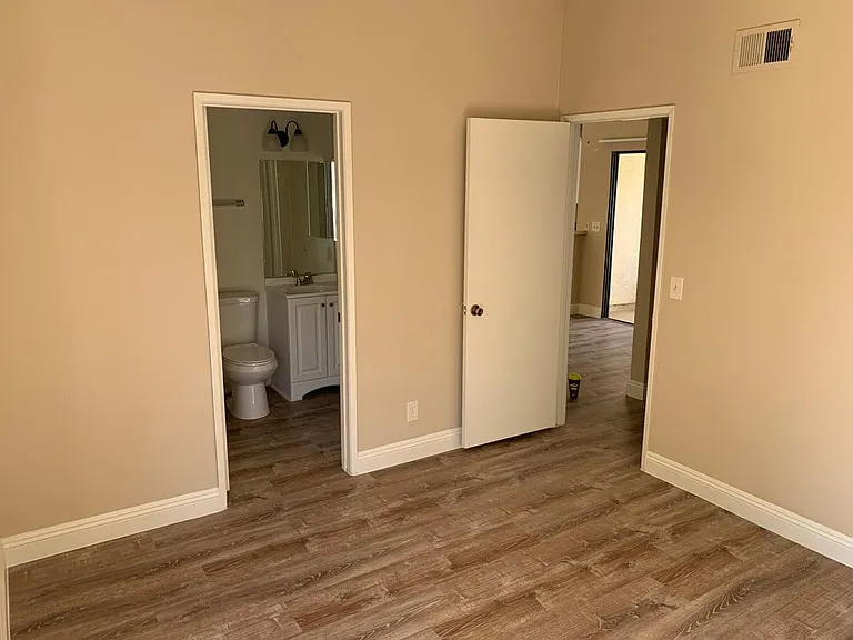 Claudina Apartments — Photo 32