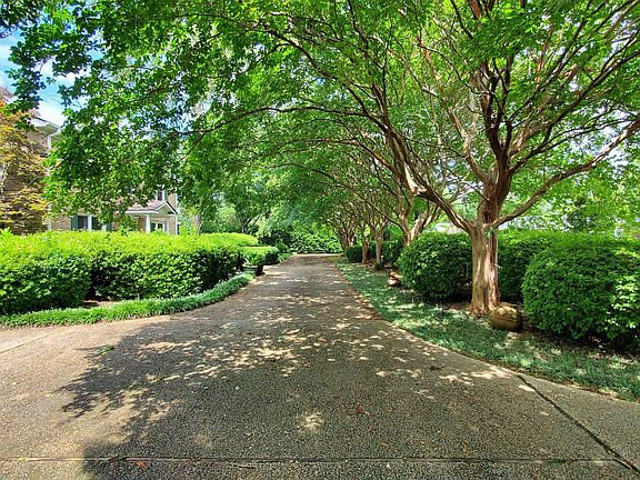 5th image of 642 Robert E Lee Dr