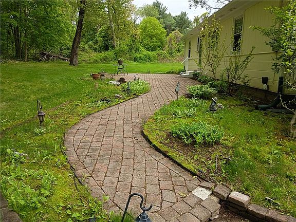 3rd image of 6 Old Pound Hill Rd