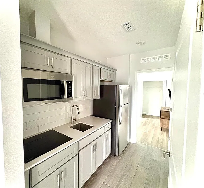 1 bed, 1.0 bath, 400 sqft, $1,600 — Photo 3
