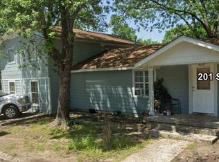 201 S Howeth St, Gainesville, TX 76240