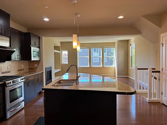 5th image of 10723 NE 65th Ln