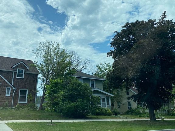 3rd image of 1512 Como Ave