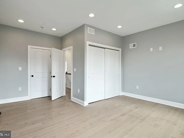 2409 Catharine St — Photo 22