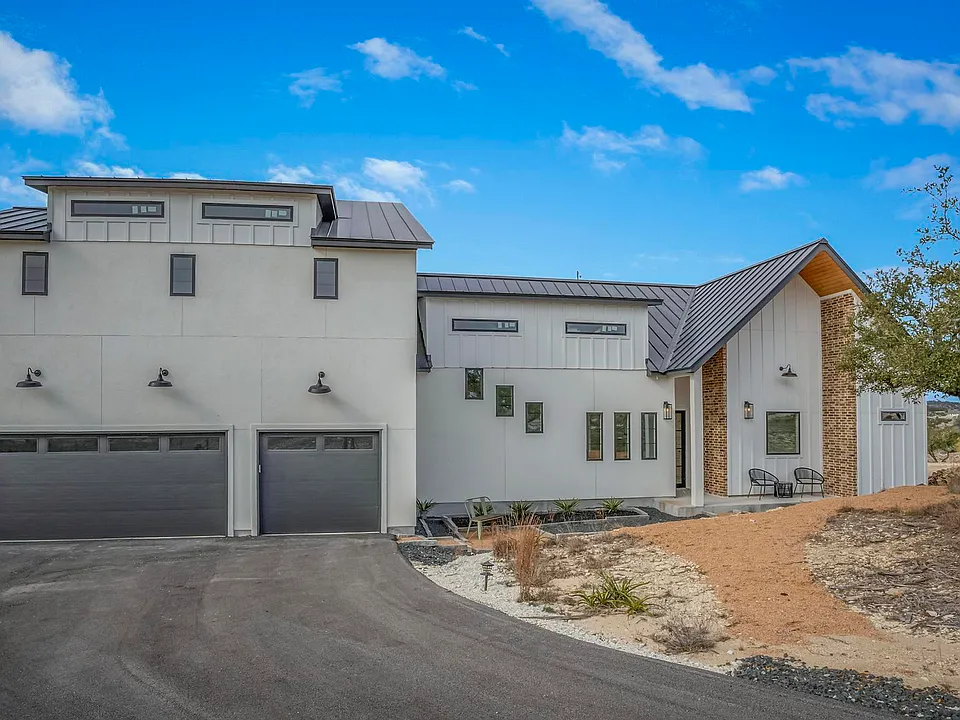 585 N Scenic Hills Ct
