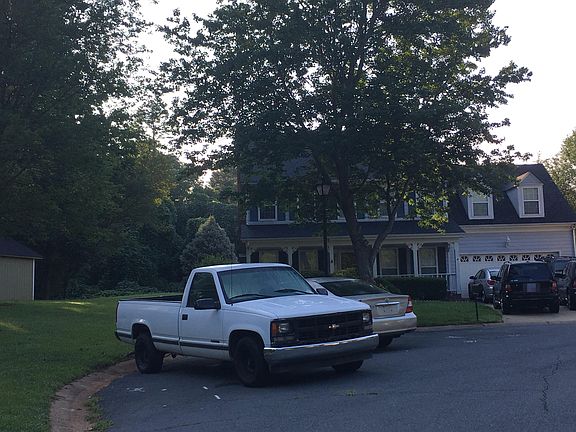 2nd image of 1002 Carriage Hill Pl