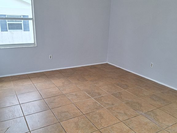 4th image of 651 SE Prineville St #B