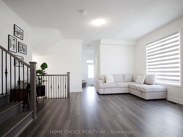 32 Ferragine Cres — Photo 2