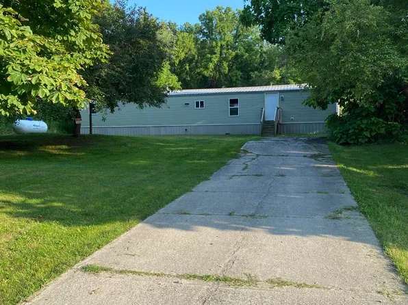 1979 W Riverside Dr, Ionia, MI 48846