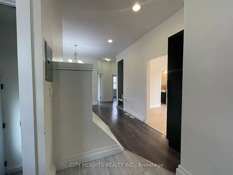 1561 Hurontario St — Photo 20