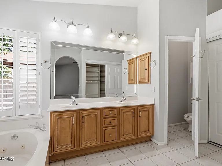 225 W Vera Ln — Photo 16
