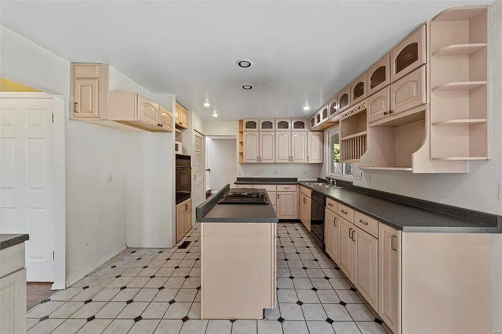 4 bed, 3.5 bath, 2200 sqft, $3,000 — Photo 4