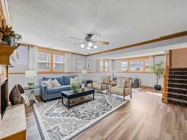 125 Emerson Ave, Bonner Springs, KS 66012