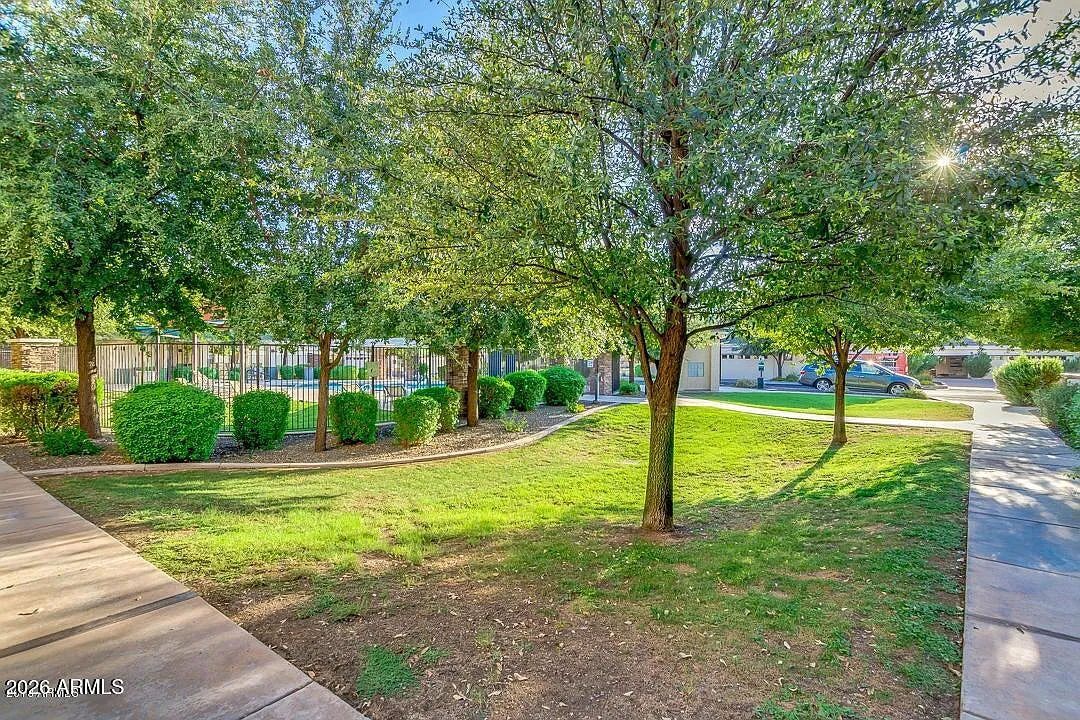 3 bed, 2.5 bath, 1929 sqft, $3,200 — Photo 2