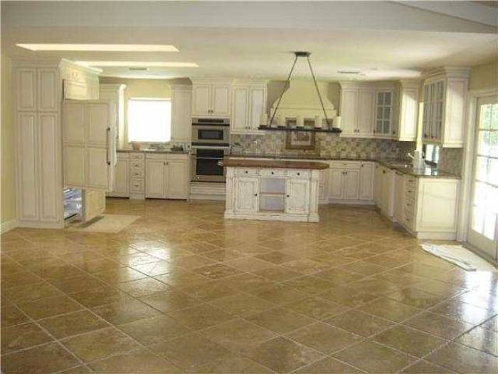 1st image of 925 Ramblewood Dr