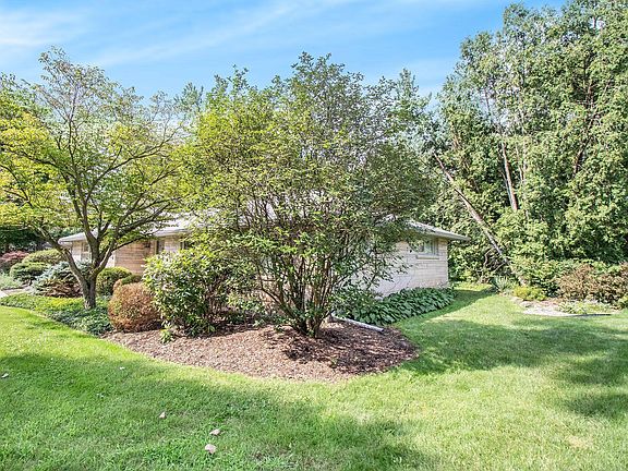 3rd image of 818 Sassafras Ln
