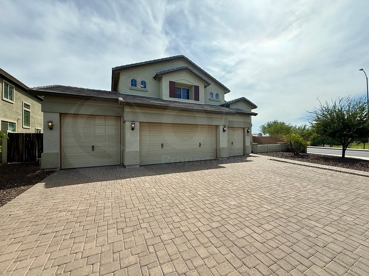4 bed, 3.0 bath, 2896 sqft, $2,600 — Photo 2