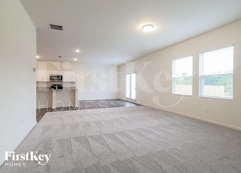 135 Knightsbridge Ln — Photo 3