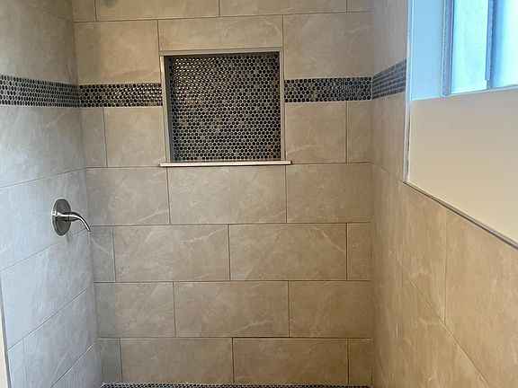 5th image of 1027 San Andres St #5