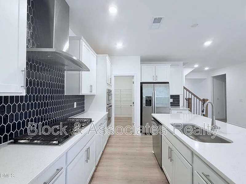 4 bed, 3.5 bath, 11325 sqft, $2,475 — Photo 2