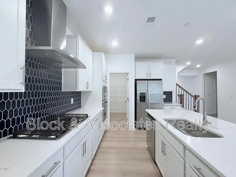 611 Contento Ct — Photo 2