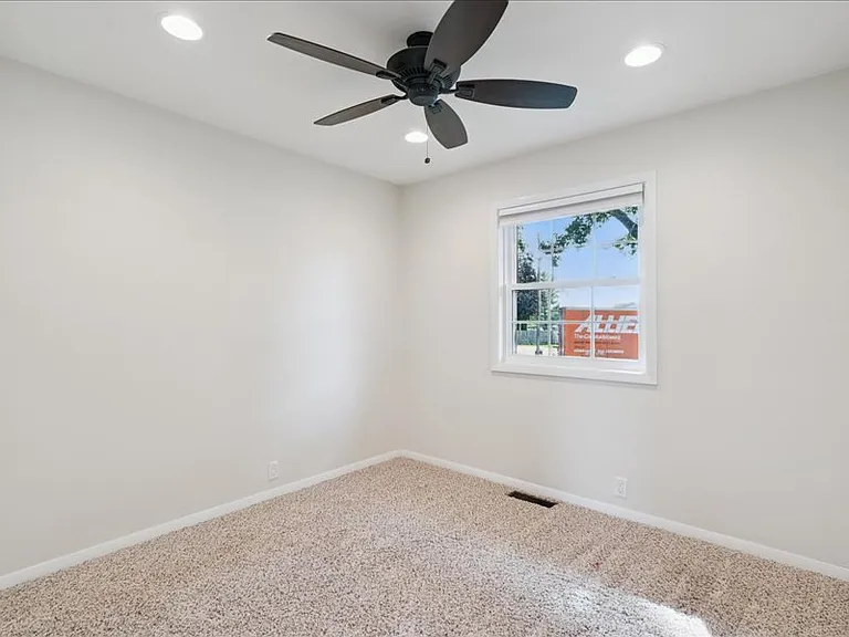 1429 Columbus Dr — Photo 15