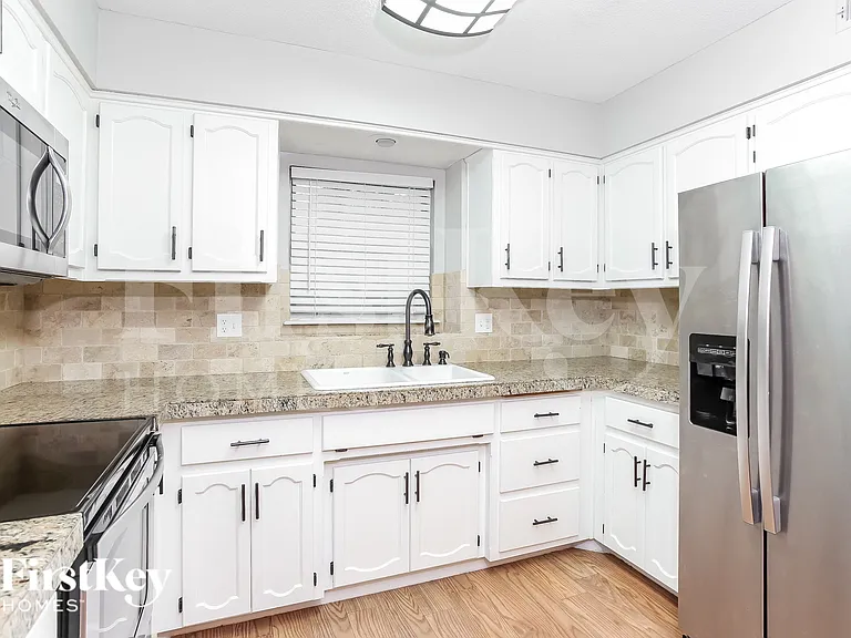 308 Oak St W — Photo 9