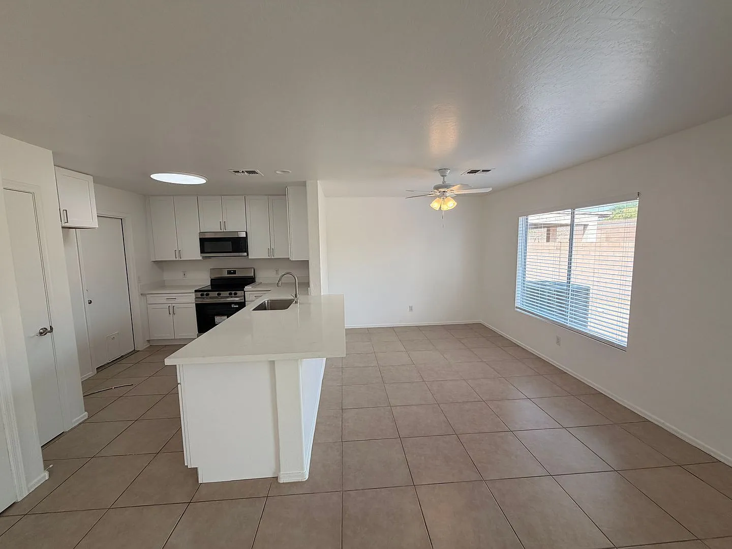 3 bed, 2.5 bath, 1385 sqft, $1,750 — Photo 2