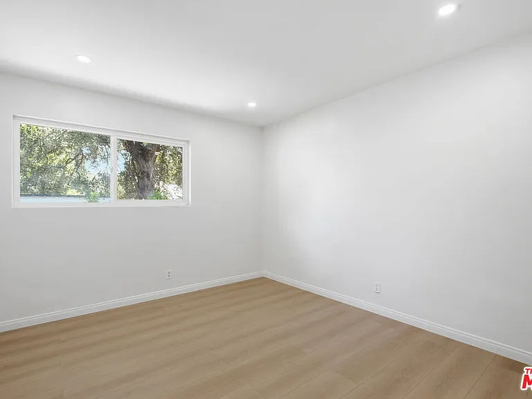 1832 N Summit Ave — Photo 10