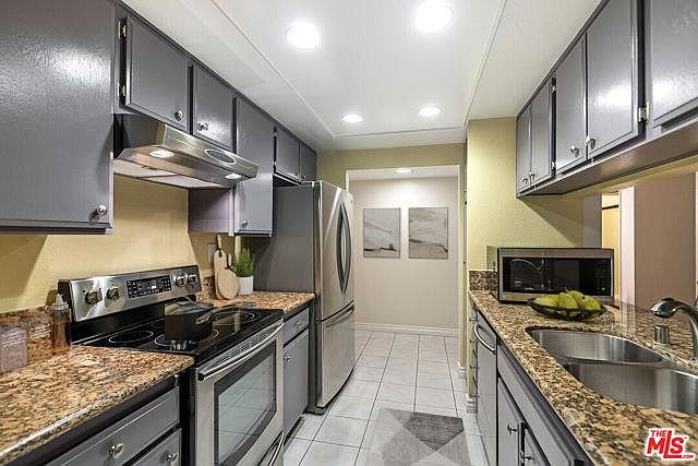 1st image of 600 W 9th St #1/4