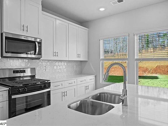 4th image of 584 Cozy Bluff Rd