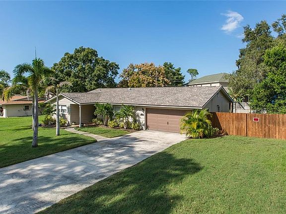 3rd image of 1240 Holiday Dr