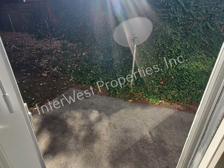 11706 E Burnside St — Photo 14