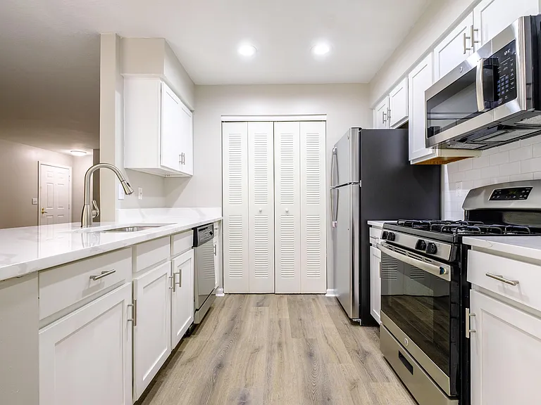 The Residence at Christopher Wren Apartments — Photo 17