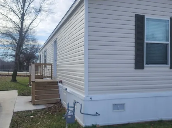 4 Birch Ln #B04, Pittsburg, KS 66762