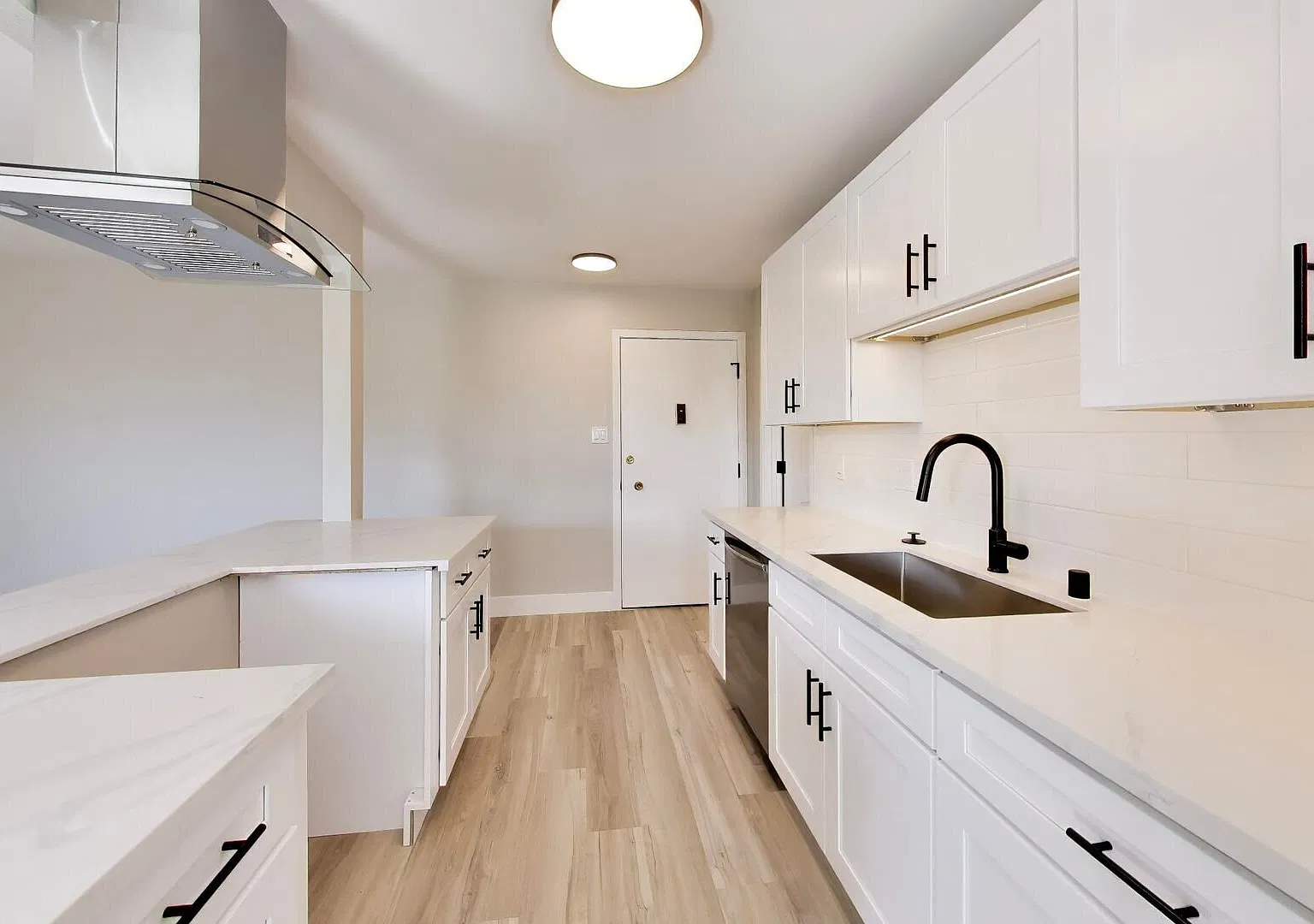 1015 Continentals Way — Photo 3