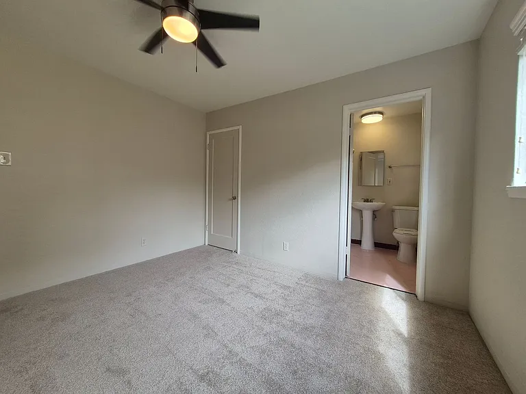 Fort Sutter Manor, Classic Midtown Living! — Photo 35