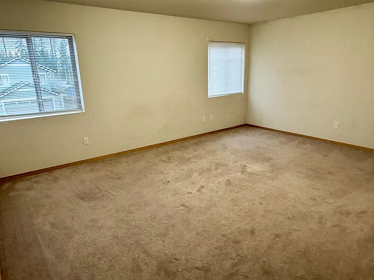 421 NE Ohenry Ct — Photo 9