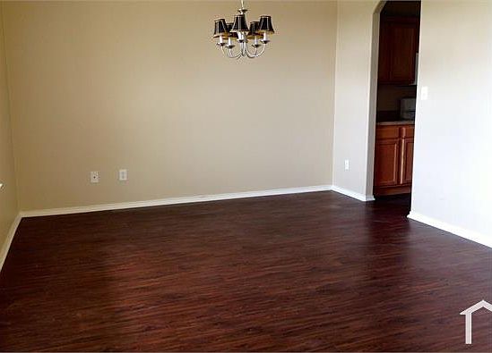4th image of 2220 Acacia Dr