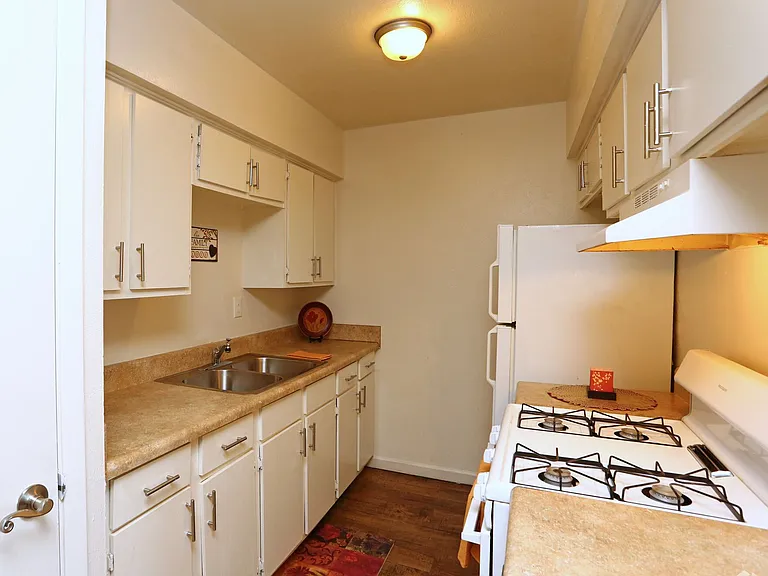 2724 Robinson Dr — Photo 3