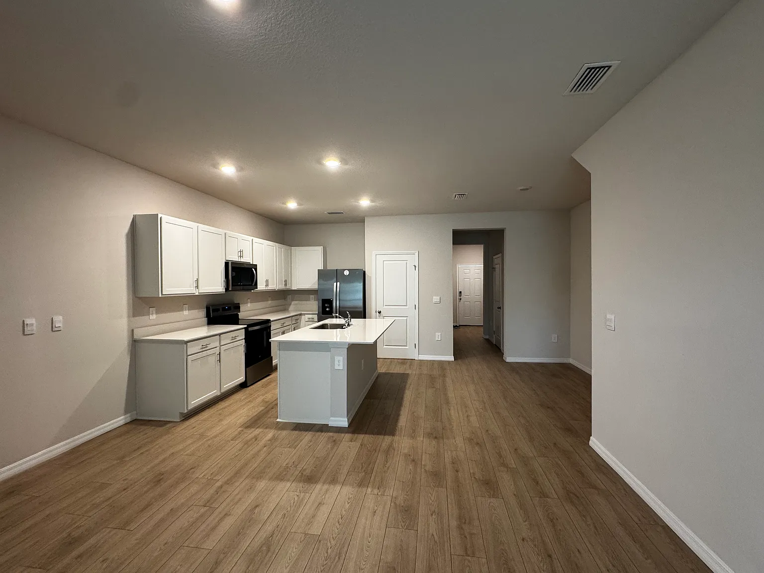 3 bed, 2.5 bath, 1673 sqft, $2,600 — Photo 4