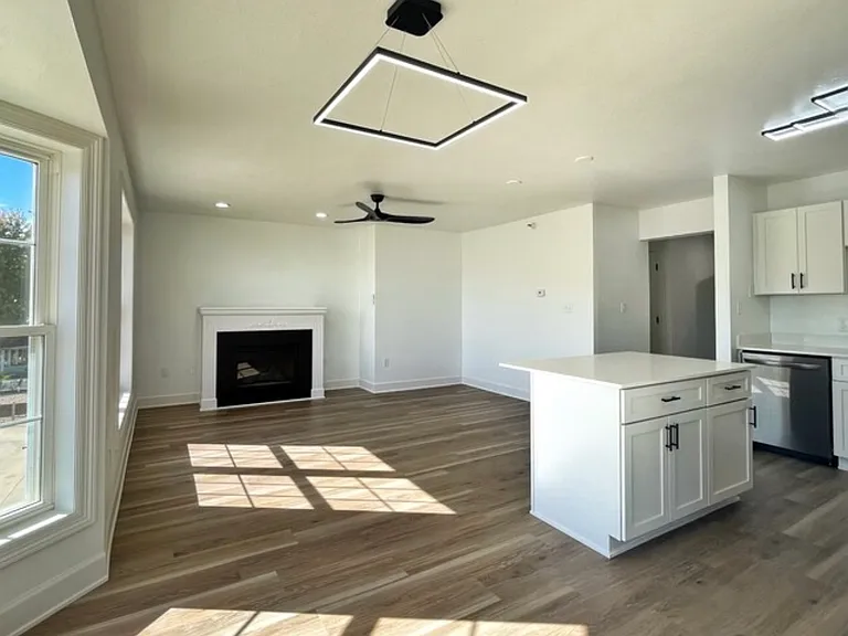 209 W Jefferson St #17 — Photo 8