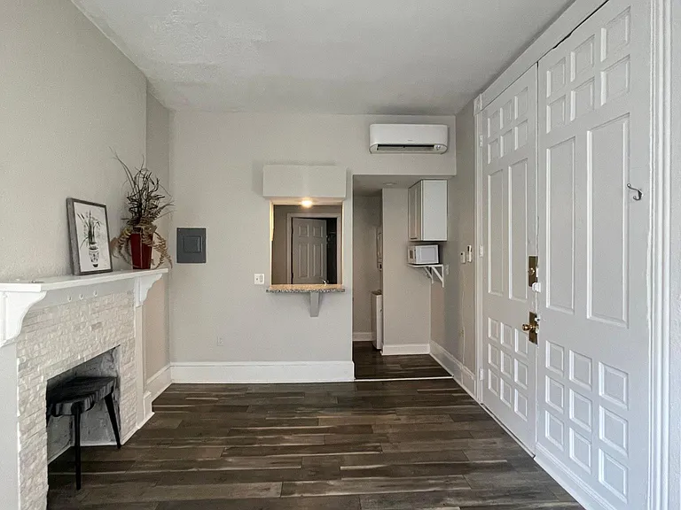 Breakfast Bar
Vaulted ceilings
New floors
Beautifull living space