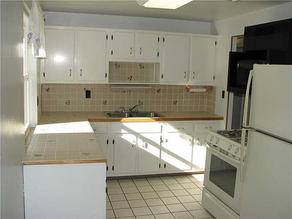3rd image of 410 Mercer Dr